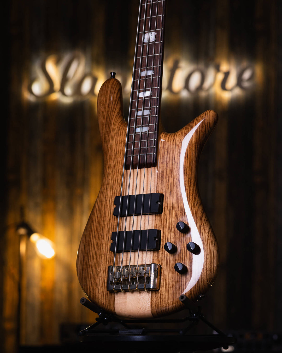 Spector Euro 5 LX Zebra 2013 - Bajo Eléctrico | The Euro Classic series takes inspiration from the Spector basses that took the world by storm in the 1980’s. With their unique silhouette and unmistakable sound, these basses became the choice of the most r