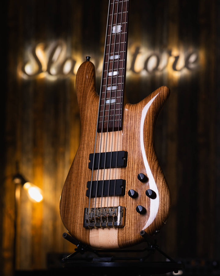 Spector Euro 5 LX Zebra 2013 - Bajo Eléctrico | The Euro Classic series takes inspiration from the Spector basses that took the world by storm in the 1980’s. With their unique silhouette and unmistakable sound, these basses became the choice of the most r