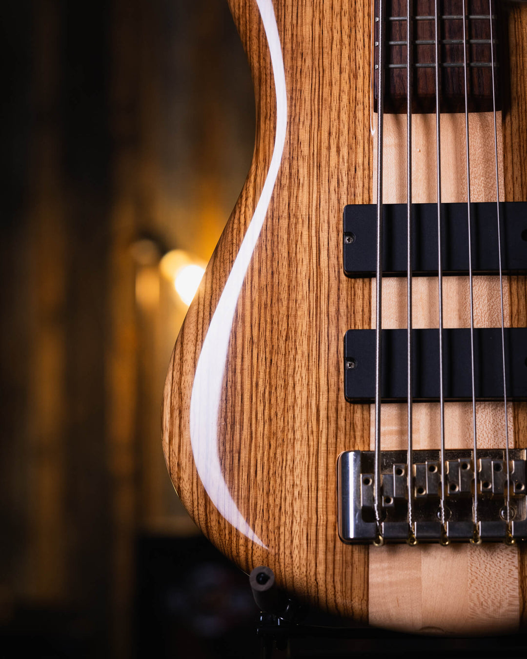 Spector Euro 5 LX Zebra 2013 - Bajo Eléctrico | The Euro Classic series takes inspiration from the Spector basses that took the world by storm in the 1980’s. With their unique silhouette and unmistakable sound, these basses became the choice of the most r