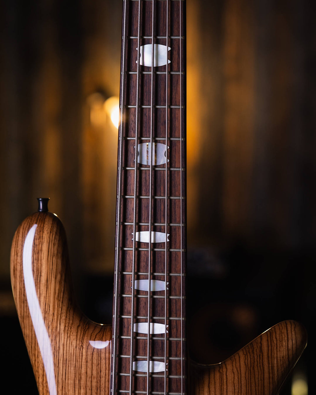 Spector Euro 5 LX Zebra 2013 - Bajo Eléctrico | The Euro Classic series takes inspiration from the Spector basses that took the world by storm in the 1980’s. With their unique silhouette and unmistakable sound, these basses became the choice of the most r