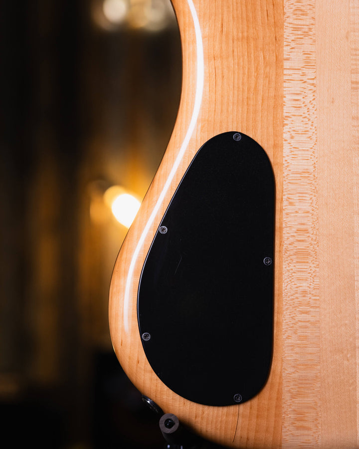 Spector Euro 5 LX Zebra 2013 - Bajo Eléctrico | The Euro Classic series takes inspiration from the Spector basses that took the world by storm in the 1980’s. With their unique silhouette and unmistakable sound, these basses became the choice of the most r