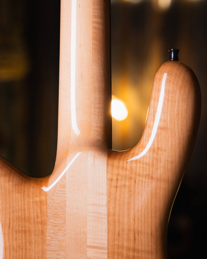 Spector Euro 5 LX Zebra 2013 - Bajo Eléctrico | The Euro Classic series takes inspiration from the Spector basses that took the world by storm in the 1980’s. With their unique silhouette and unmistakable sound, these basses became the choice of the most r