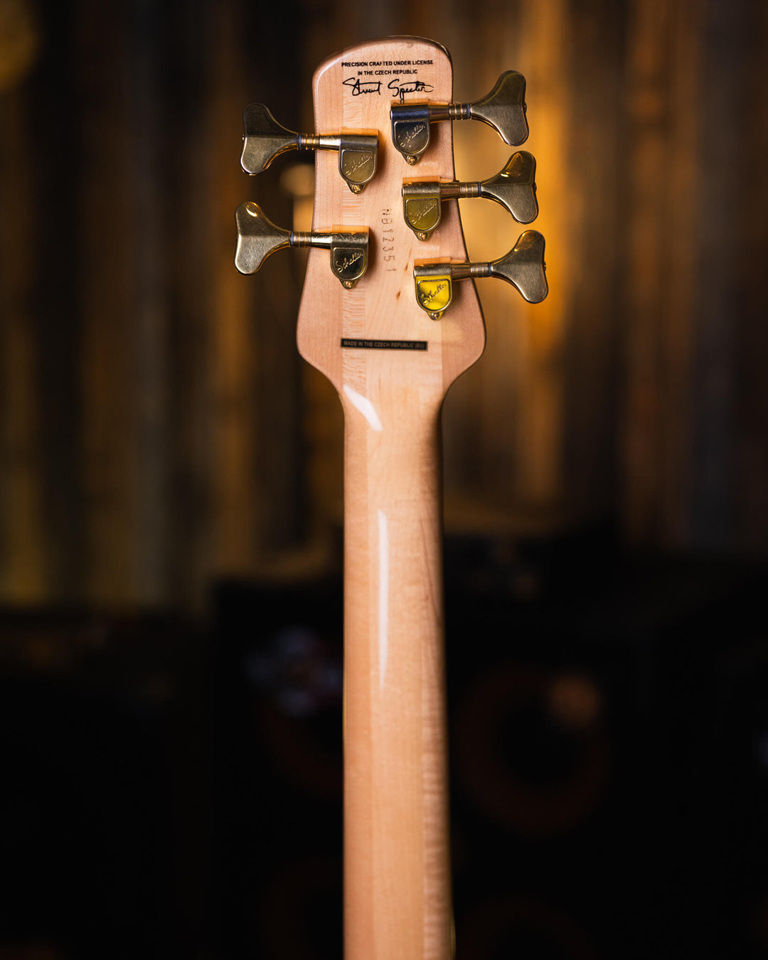 Spector Euro 5 LX Zebra 2013 - Bajo Eléctrico | The Euro Classic series takes inspiration from the Spector basses that took the world by storm in the 1980’s. With their unique silhouette and unmistakable sound, these basses became the choice of the most r