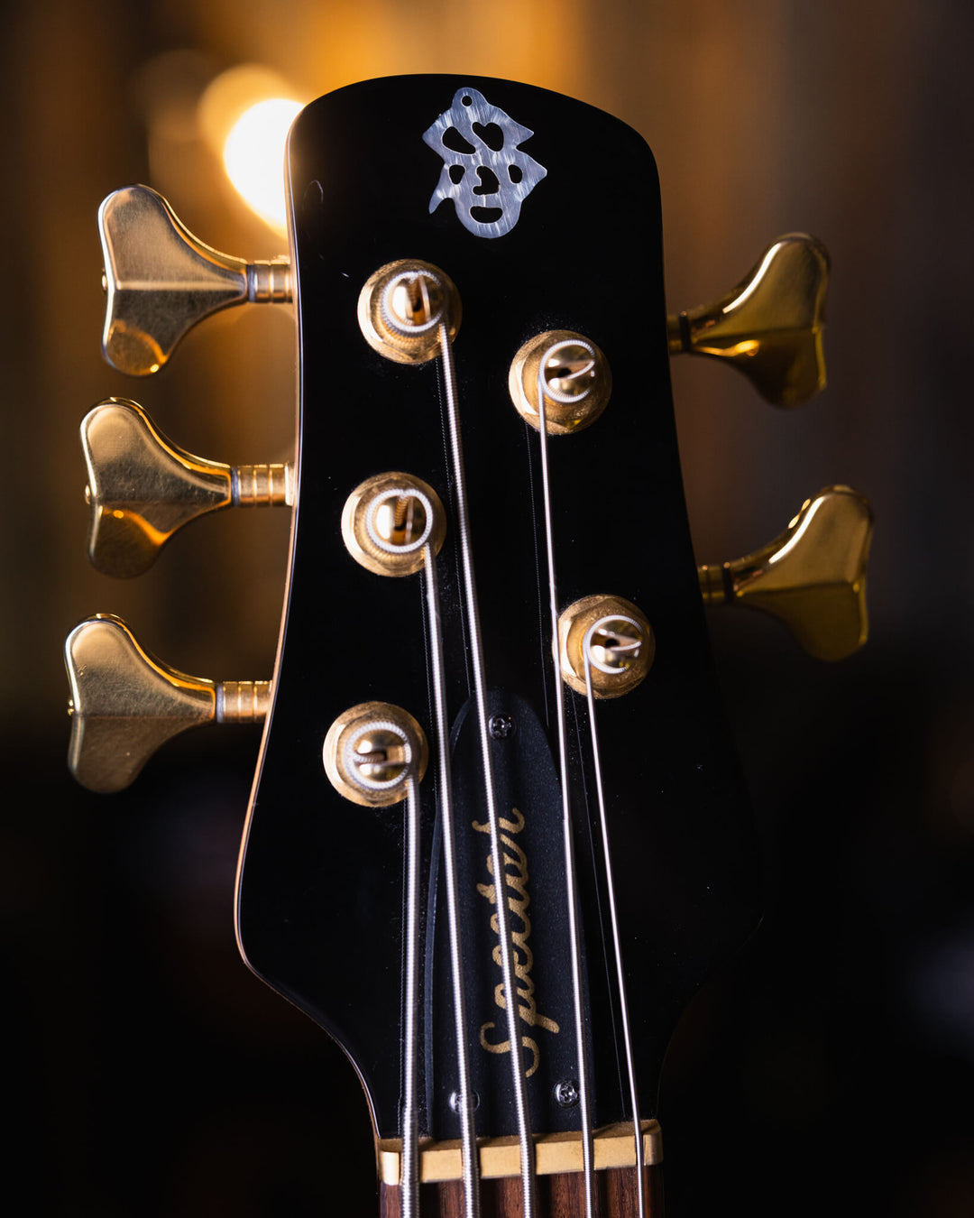 Spector Euro 5 LX Zebra 2013 - Bajo Eléctrico | The Euro Classic series takes inspiration from the Spector basses that took the world by storm in the 1980’s. With their unique silhouette and unmistakable sound, these basses became the choice of the most r