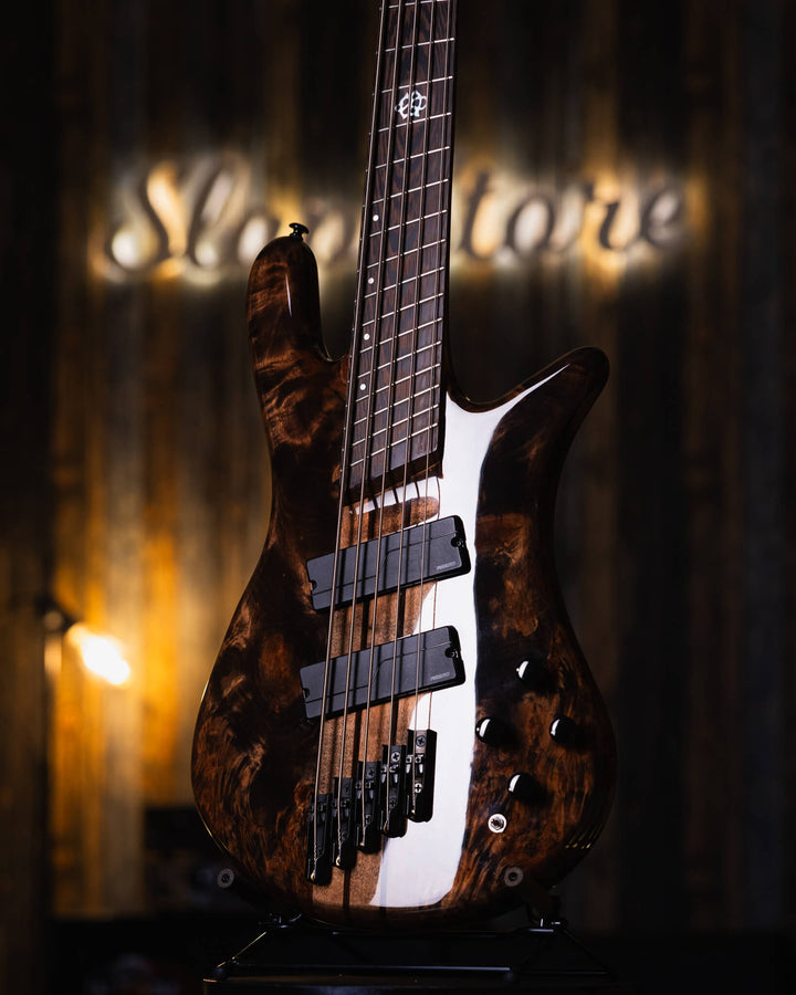 Spector NS5 Dimension Super Faded Black 2022 - Bajo Eléctrico | Con décadas de experiencia en la fabricación de bajos excepcionales, Spector ha llevado su construcción de alta calidad a nuevas alturas — ¡y profundidades! — con el NS Dimension. Este bajo d