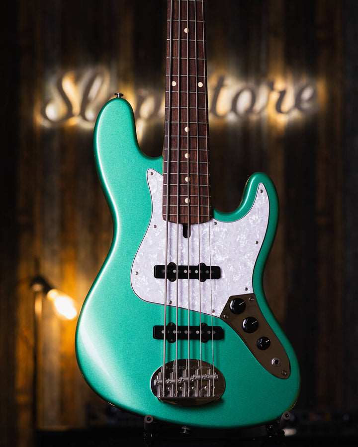 Lakland Skyland 55-60 Teal Green Metallic 2010 - Bajo Eléctrico | Trabajamos en el diseño de este instrumento para combinar los atributos más deseables de un J-bass vintage (el mástil delgado de la era de 1960, perillas de control concéntricas y las mejor