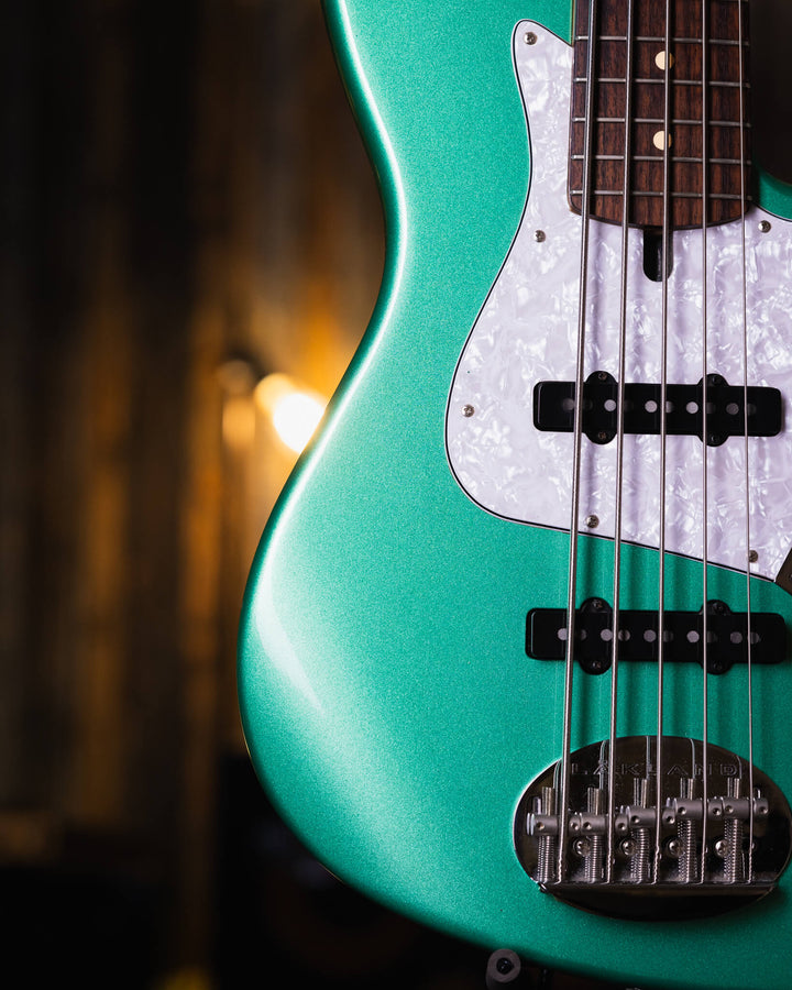 Lakland Skyland 55-60 Teal Green Metallic 2010 - Bajo Eléctrico | Trabajamos en el diseño de este instrumento para combinar los atributos más deseables de un J-bass vintage (el mástil delgado de la era de 1960, perillas de control concéntricas y las mejor