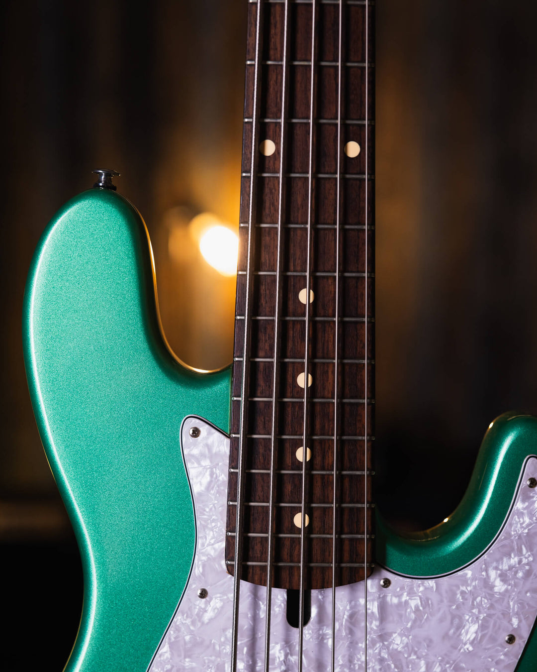 Lakland Skyland 55-60 Teal Green Metallic 2010 - Bajo Eléctrico | Trabajamos en el diseño de este instrumento para combinar los atributos más deseables de un J-bass vintage (el mástil delgado de la era de 1960, perillas de control concéntricas y las mejor