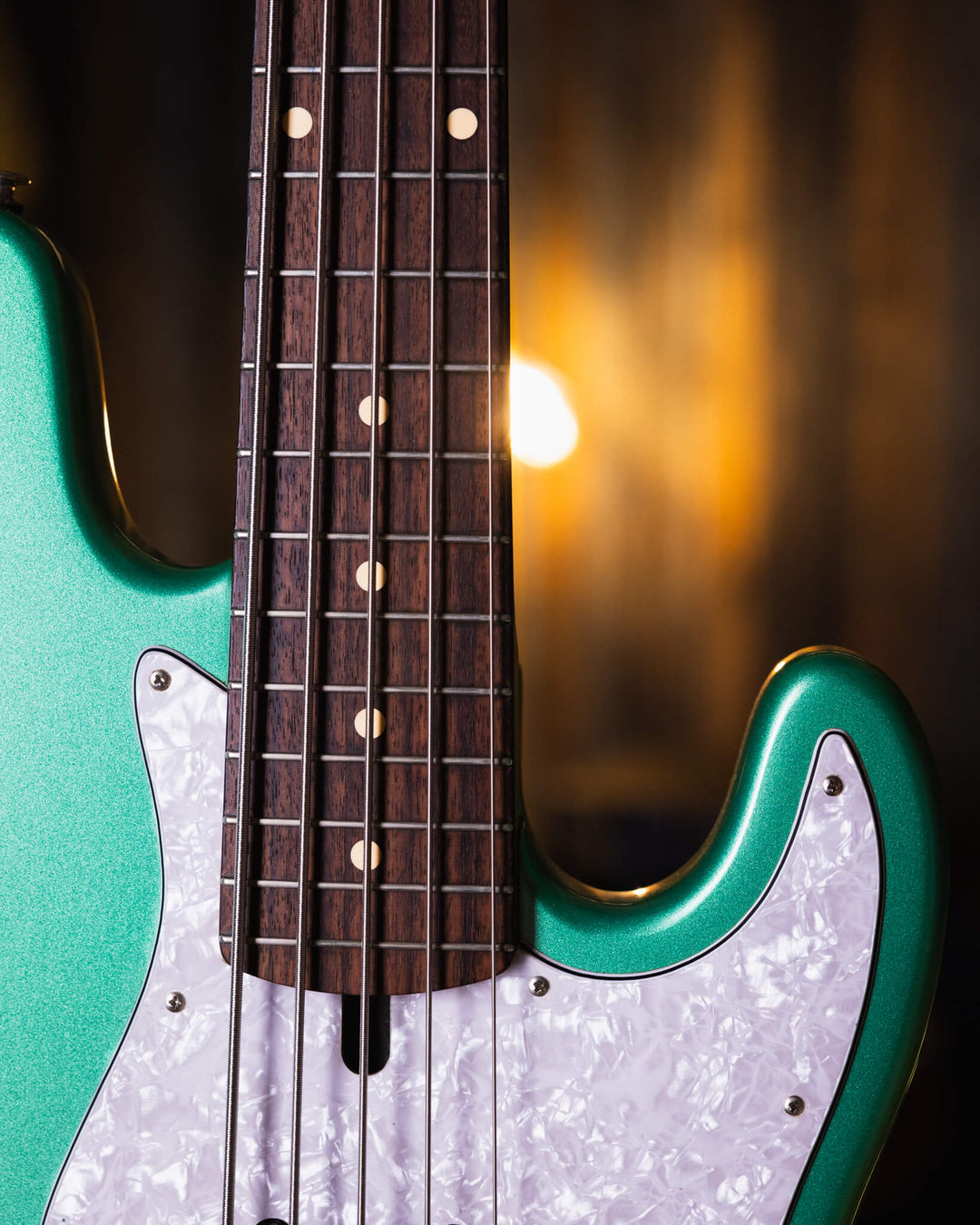 Lakland Skyland 55-60 Teal Green Metallic 2010 - Bajo Eléctrico | Trabajamos en el diseño de este instrumento para combinar los atributos más deseables de un J-bass vintage (el mástil delgado de la era de 1960, perillas de control concéntricas y las mejor