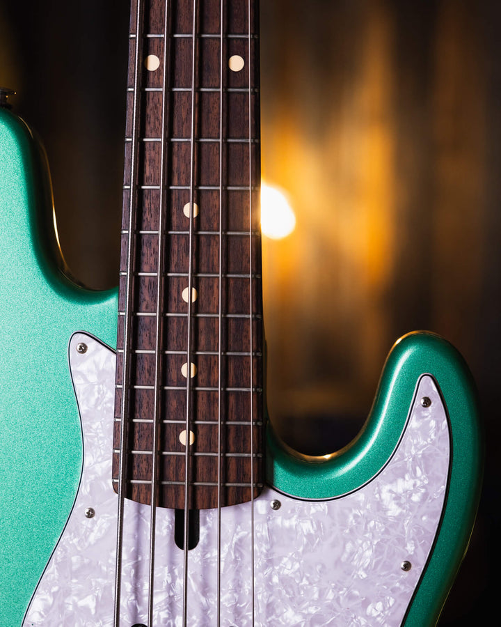 Lakland Skyland 55-60 Teal Green Metallic 2010 - Bajo Eléctrico | Trabajamos en el diseño de este instrumento para combinar los atributos más deseables de un J-bass vintage (el mástil delgado de la era de 1960, perillas de control concéntricas y las mejor