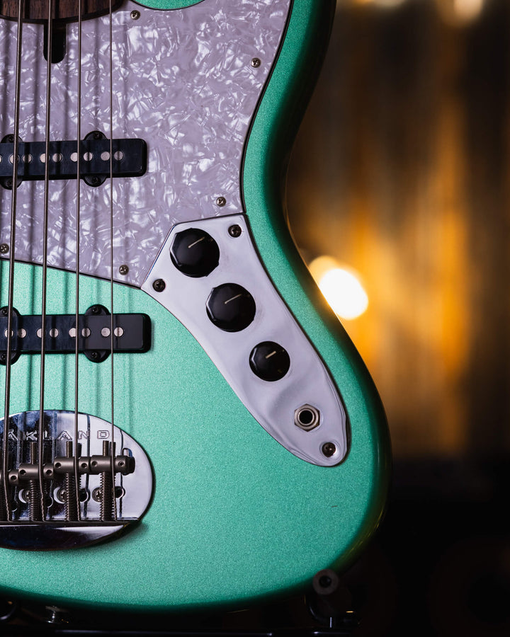 Lakland Skyland 55-60 Teal Green Metallic 2010 - Bajo Eléctrico | Trabajamos en el diseño de este instrumento para combinar los atributos más deseables de un J-bass vintage (el mástil delgado de la era de 1960, perillas de control concéntricas y las mejor