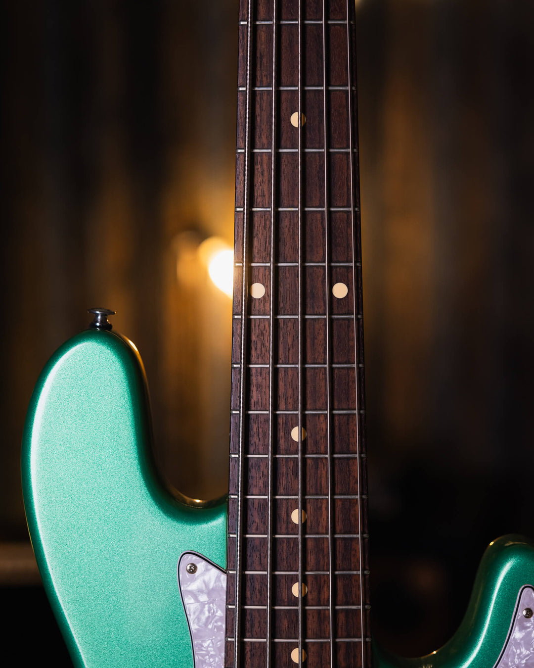 Lakland Skyland 55-60 Teal Green Metallic 2010 - Bajo Eléctrico | Trabajamos en el diseño de este instrumento para combinar los atributos más deseables de un J-bass vintage (el mástil delgado de la era de 1960, perillas de control concéntricas y las mejor
