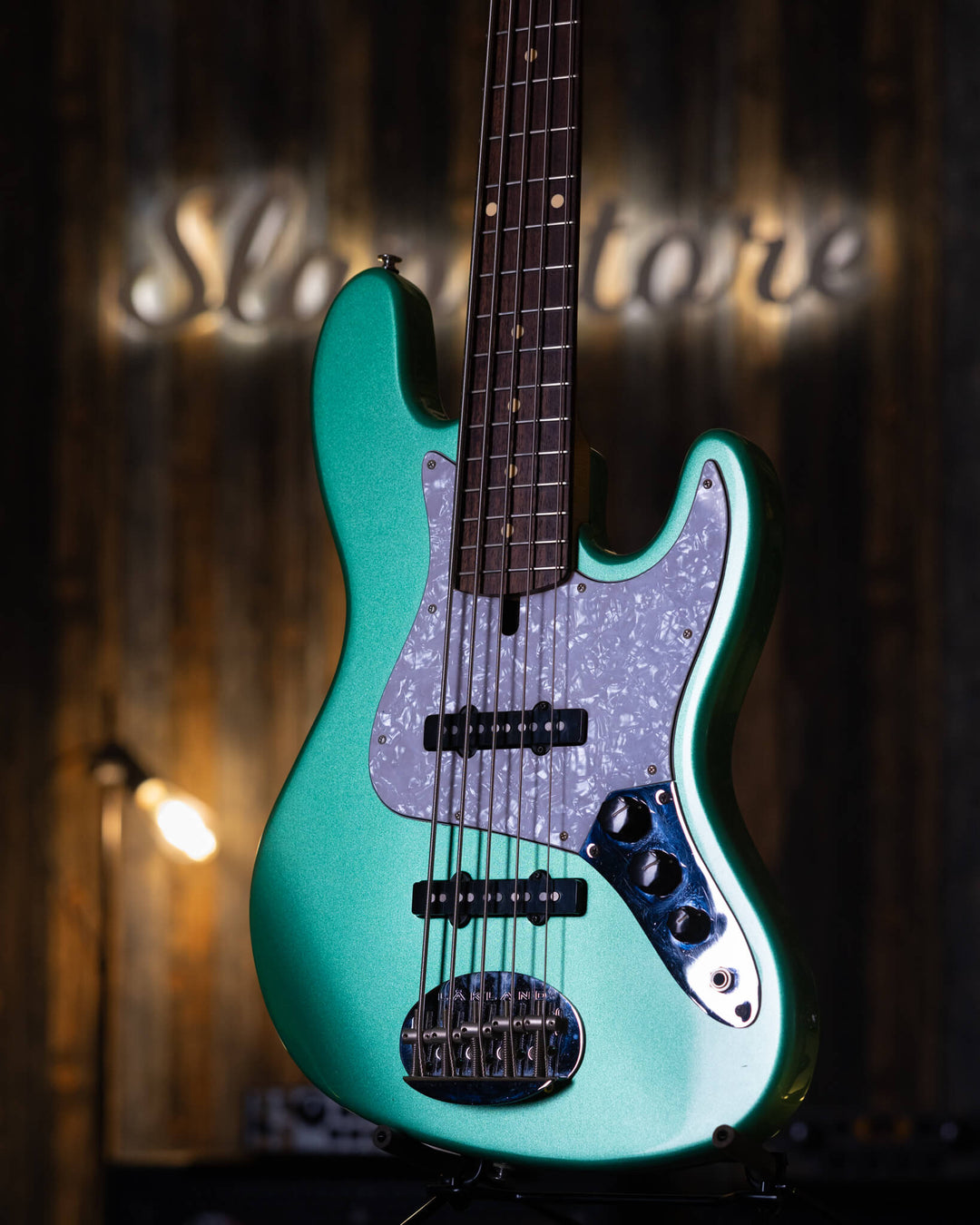 Lakland Skyland 55-60 Teal Green Metallic 2010 - Bajo Eléctrico | Trabajamos en el diseño de este instrumento para combinar los atributos más deseables de un J-bass vintage (el mástil delgado de la era de 1960, perillas de control concéntricas y las mejor