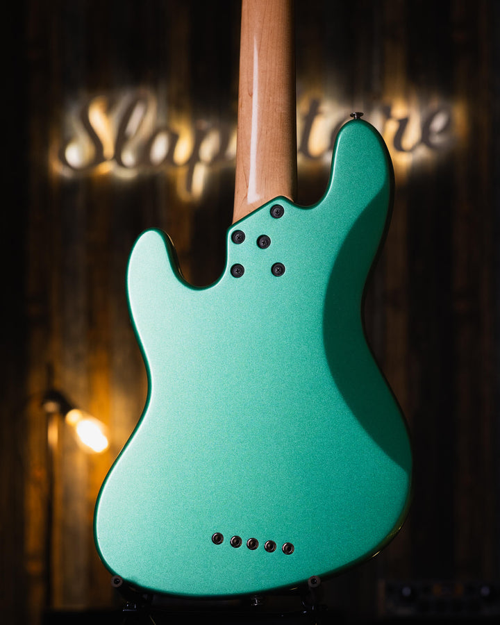 Lakland Skyland 55-60 Teal Green Metallic 2010 - Bajo Eléctrico | Trabajamos en el diseño de este instrumento para combinar los atributos más deseables de un J-bass vintage (el mástil delgado de la era de 1960, perillas de control concéntricas y las mejor