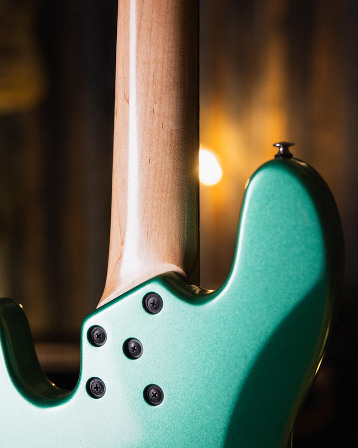 Lakland Skyland 55-60 Teal Green Metallic 2010 - Bajo Eléctrico | Trabajamos en el diseño de este instrumento para combinar los atributos más deseables de un J-bass vintage (el mástil delgado de la era de 1960, perillas de control concéntricas y las mejor