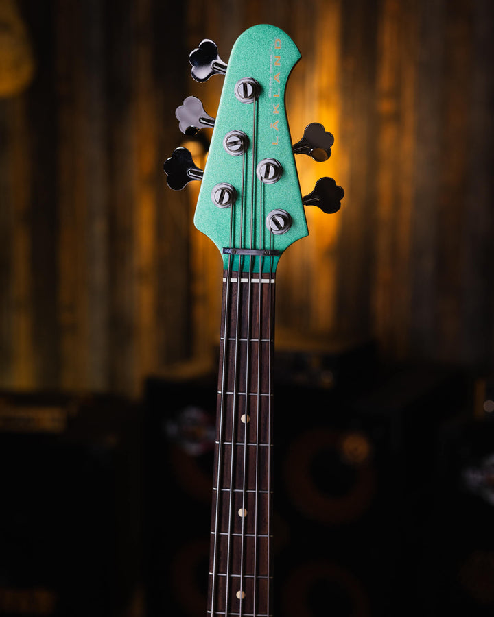 Lakland Skyland 55-60 Teal Green Metallic 2010 - Bajo Eléctrico | Trabajamos en el diseño de este instrumento para combinar los atributos más deseables de un J-bass vintage (el mástil delgado de la era de 1960, perillas de control concéntricas y las mejor