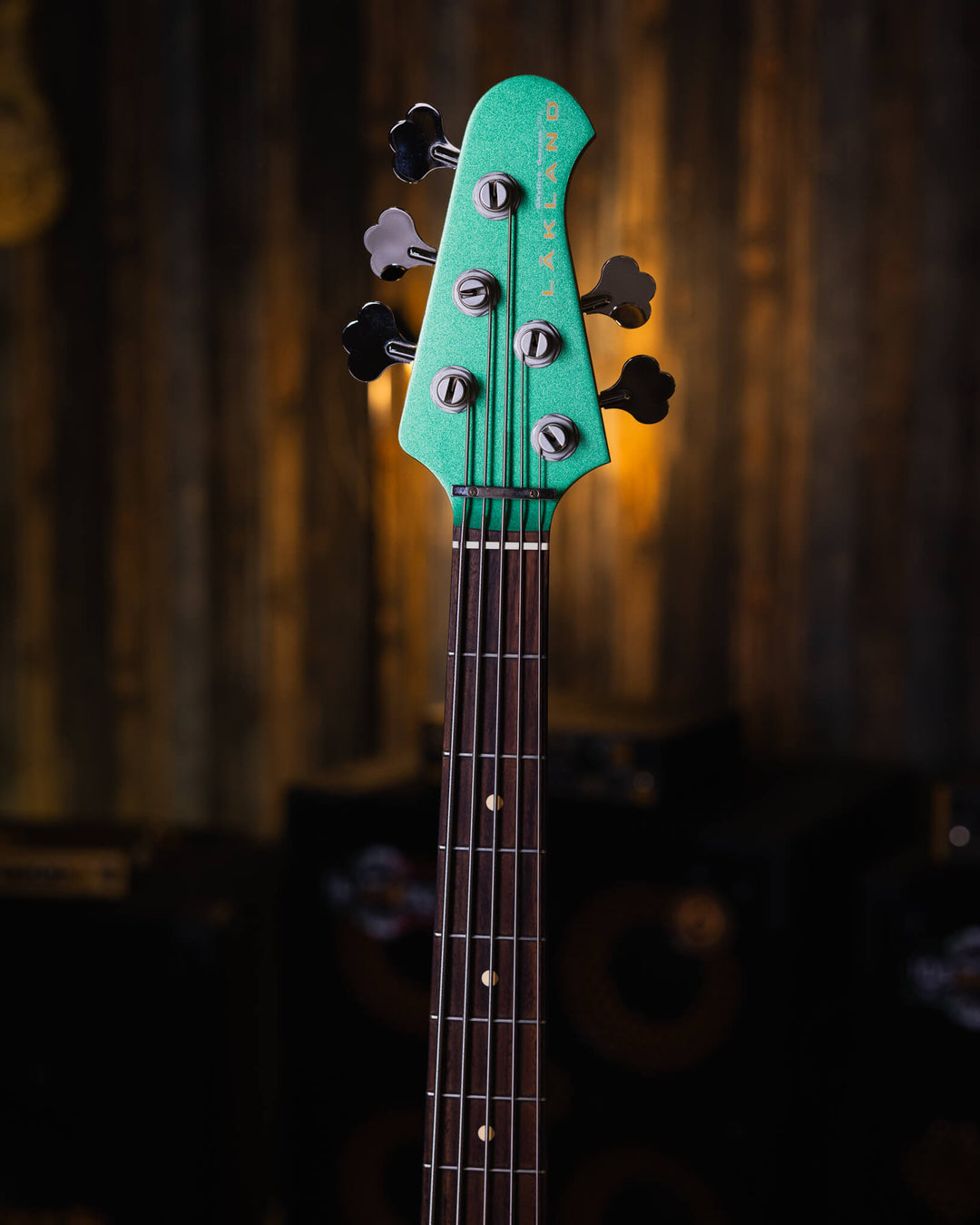 Lakland Skyland 55-60 Teal Green Metallic 2010 - Bajo Eléctrico | Trabajamos en el diseño de este instrumento para combinar los atributos más deseables de un J-bass vintage (el mástil delgado de la era de 1960, perillas de control concéntricas y las mejor
