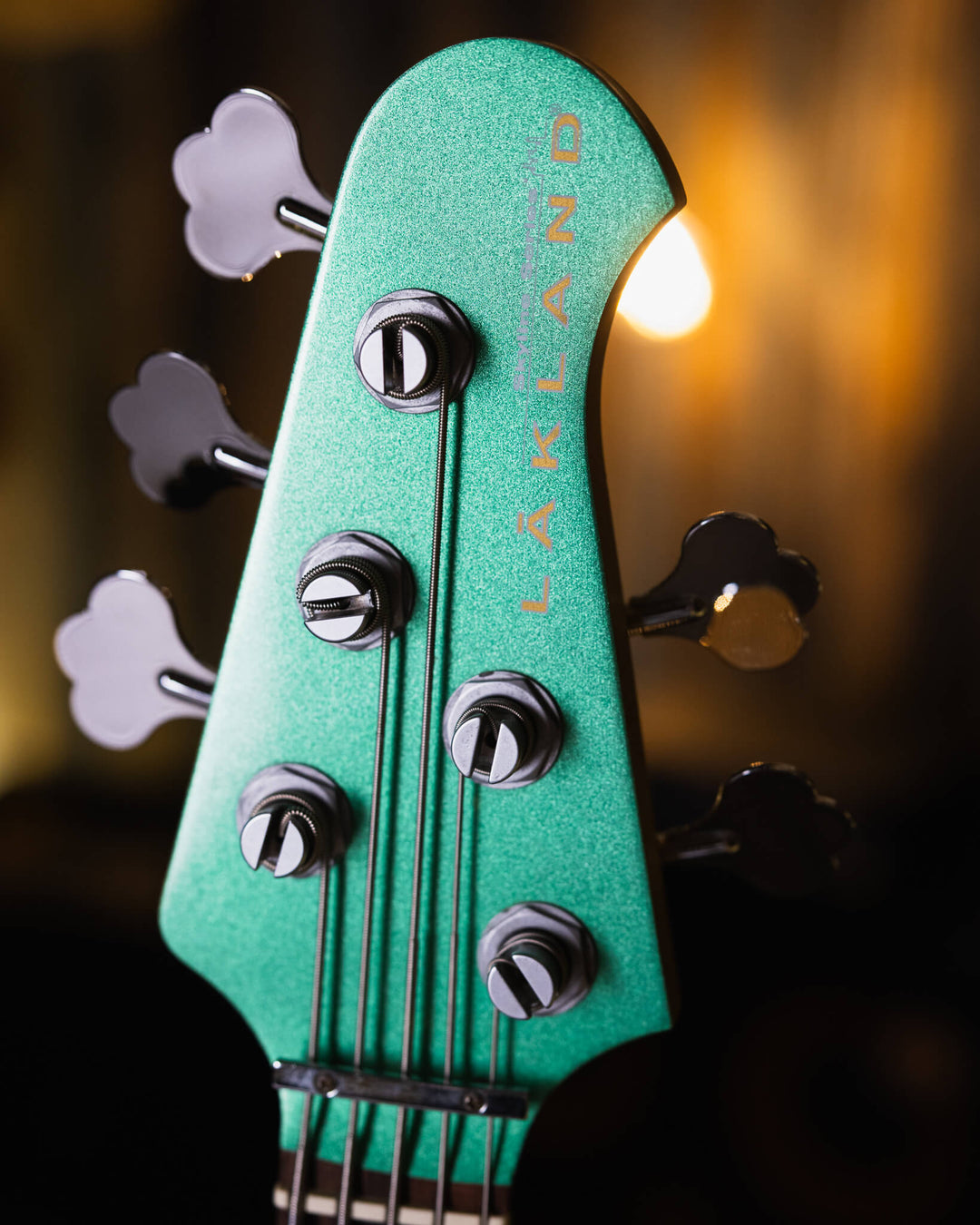 Lakland Skyland 55-60 Teal Green Metallic 2010 - Bajo Eléctrico | Trabajamos en el diseño de este instrumento para combinar los atributos más deseables de un J-bass vintage (el mástil delgado de la era de 1960, perillas de control concéntricas y las mejor