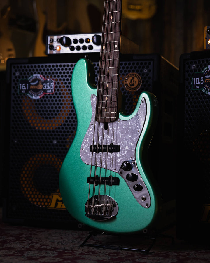 Lakland Skyland 55-60 Teal Green Metallic 2010 - Bajo Eléctrico | Trabajamos en el diseño de este instrumento para combinar los atributos más deseables de un J-bass vintage (el mástil delgado de la era de 1960, perillas de control concéntricas y las mejor