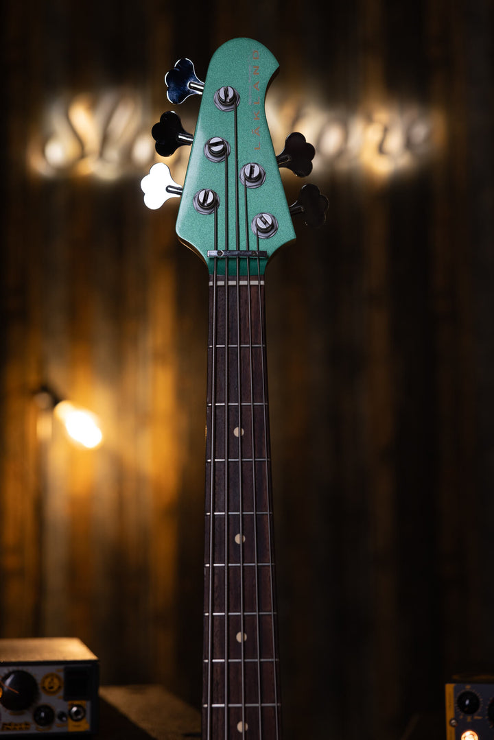 Lakland Skyland 55-60 Teal Green Metallic 2010 - Bajo Eléctrico | Trabajamos en el diseño de este instrumento para combinar los atributos más deseables de un J-bass vintage (el mástil delgado de la era de 1960, perillas de control concéntricas y las mejor