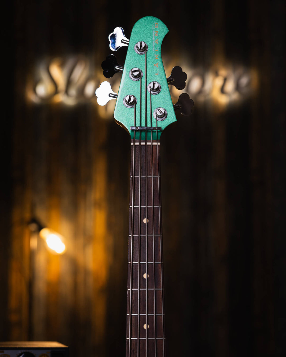 Lakland Skyland 55-60 Teal Green Metallic 2010 - Bajo Eléctrico | Trabajamos en el diseño de este instrumento para combinar los atributos más deseables de un J-bass vintage (el mástil delgado de la era de 1960, perillas de control concéntricas y las mejor