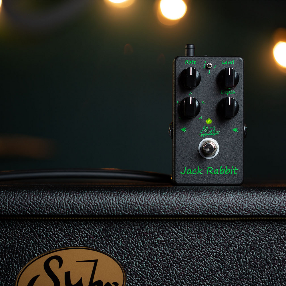 Suhr Jack Rabbit Tremolo Black Edition - Pedal de Guitarra