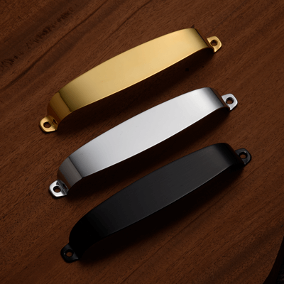 Atelier Z Pickup Fence Slim M | El Pickup Fence metálico de Atelier Z es el detalle perfecto para mejorar el aspecto de tu bajo. Están hechos de metal de alta calidad y se adaptan perfectamente a la posición de las cápsulas, proporcionando una mayor durab