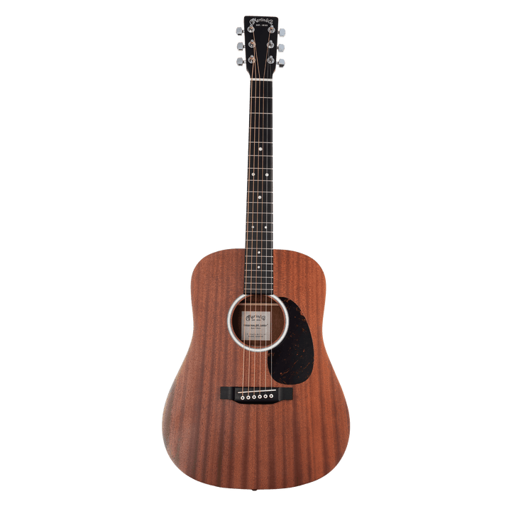 Martin & Co Junior Series DJR-10 Sapele - Guitarra Electroacústica | De la gran familia de guitarras Martin ahora te presentamos la Martin DJr-10 Guitar. Su cuerpo delgado tipo Dreadnought Junior, con profundidad 000, está diseñado pensando en un gran son