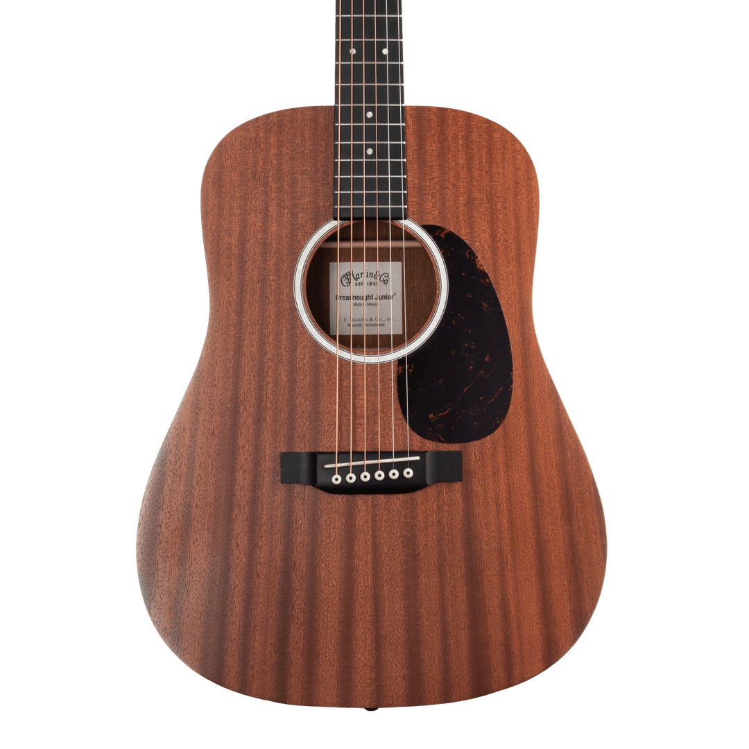 Martin & Co Junior Series DJR-10 Sapele - Guitarra Electroacústica | De la gran familia de guitarras Martin ahora te presentamos la Martin DJr-10 Guitar. Su cuerpo delgado tipo Dreadnought Junior, con profundidad 000, está diseñado pensando en un gran son