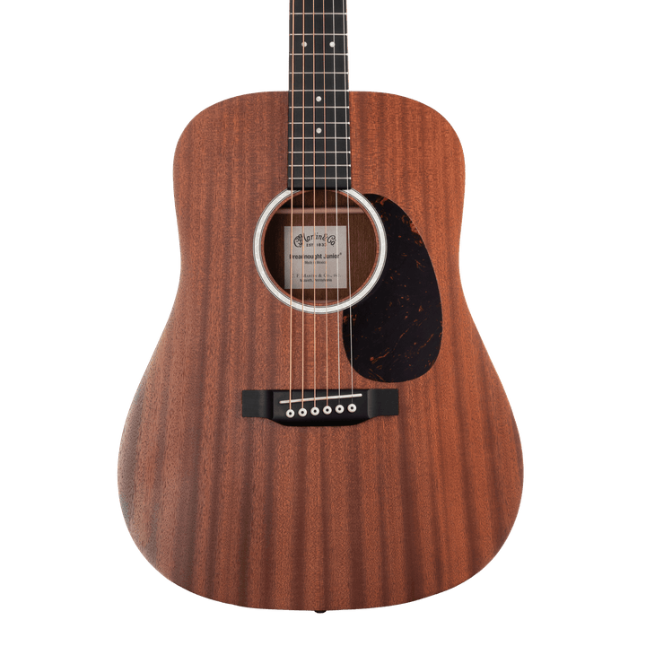 Martin & Co Junior Series DJR-10 Sapele - Guitarra Electroacústica | De la gran familia de guitarras Martin ahora te presentamos la Martin DJr-10 Guitar. Su cuerpo delgado tipo Dreadnought Junior, con profundidad 000, está diseñado pensando en un gran son