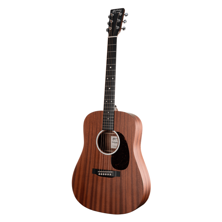 Martin & Co Junior Series DJR-10 Sapele - Guitarra Electroacústica | De la gran familia de guitarras Martin ahora te presentamos la Martin DJr-10 Guitar. Su cuerpo delgado tipo Dreadnought Junior, con profundidad 000, está diseñado pensando en un gran son