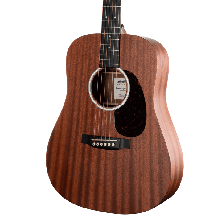 Martin & Co Junior Series DJR-10 Sapele - Guitarra Electroacústica | De la gran familia de guitarras Martin ahora te presentamos la Martin DJr-10 Guitar. Su cuerpo delgado tipo Dreadnought Junior, con profundidad 000, está diseñado pensando en un gran son