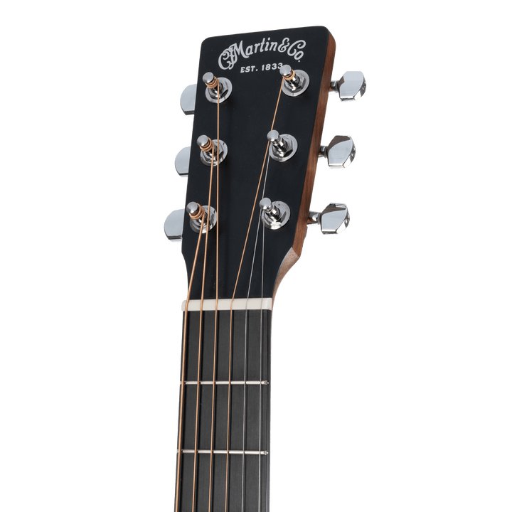 Martin & Co Junior Series DJR-10 Sapele - Guitarra Electroacústica | De la gran familia de guitarras Martin ahora te presentamos la Martin DJr-10 Guitar. Su cuerpo delgado tipo Dreadnought Junior, con profundidad 000, está diseñado pensando en un gran son