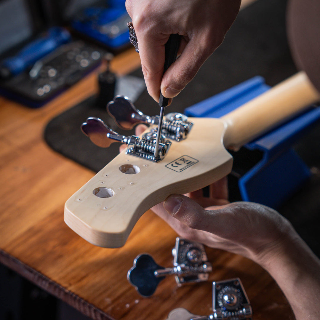 Instalación de Clavijas | La Instalación de Clavijas Simple consiste en reemplazar el hardware por uno nuevo sin intervenciones en la construcción del instrumento. Esta instalación no contempla: Ruteos en el headstock (agrandar orificios). Rellenos de ori
