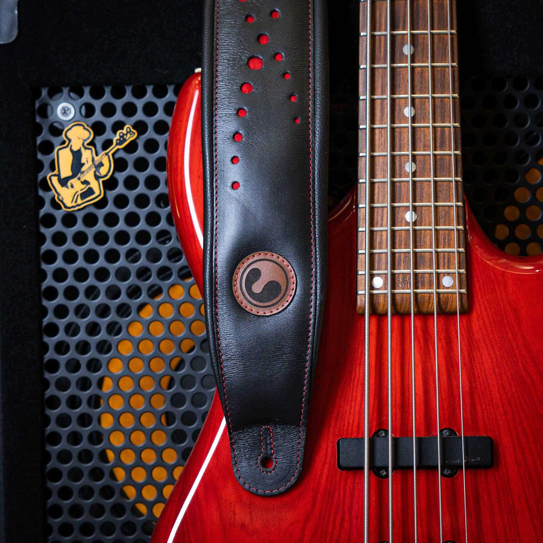 Ergostraps Galaxy 3" Black & Red | * Correa de instrumento musical. Foto referencial: Al ser un producto de cuero, el color puede variar ligeramente. | Gearhub