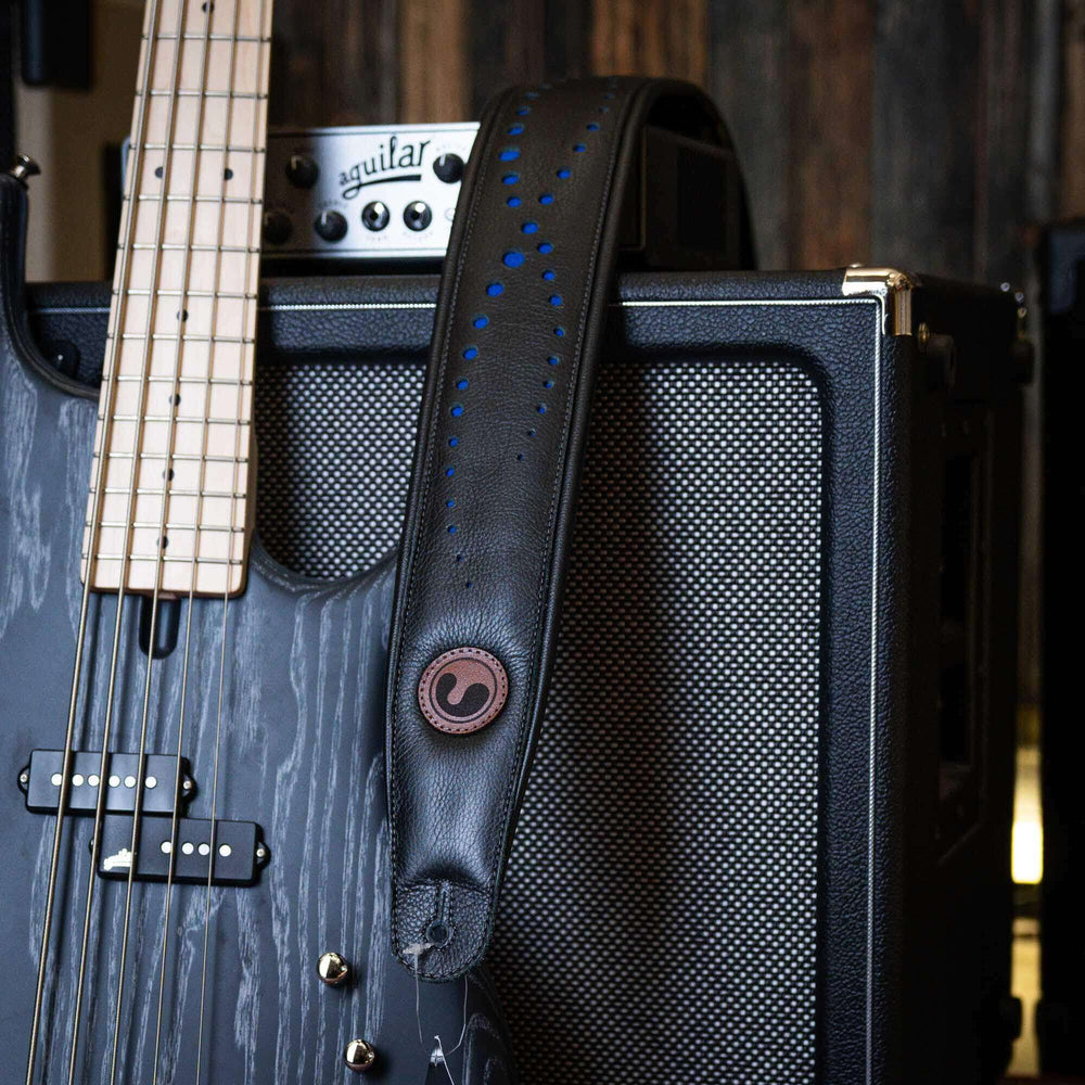 Ergostraps Galaxy 3" Custom Black Blue | * Correa de instrumento musical. Foto referencial: Al ser un producto de cuero, el color puede variar ligeramente. | Gearhub