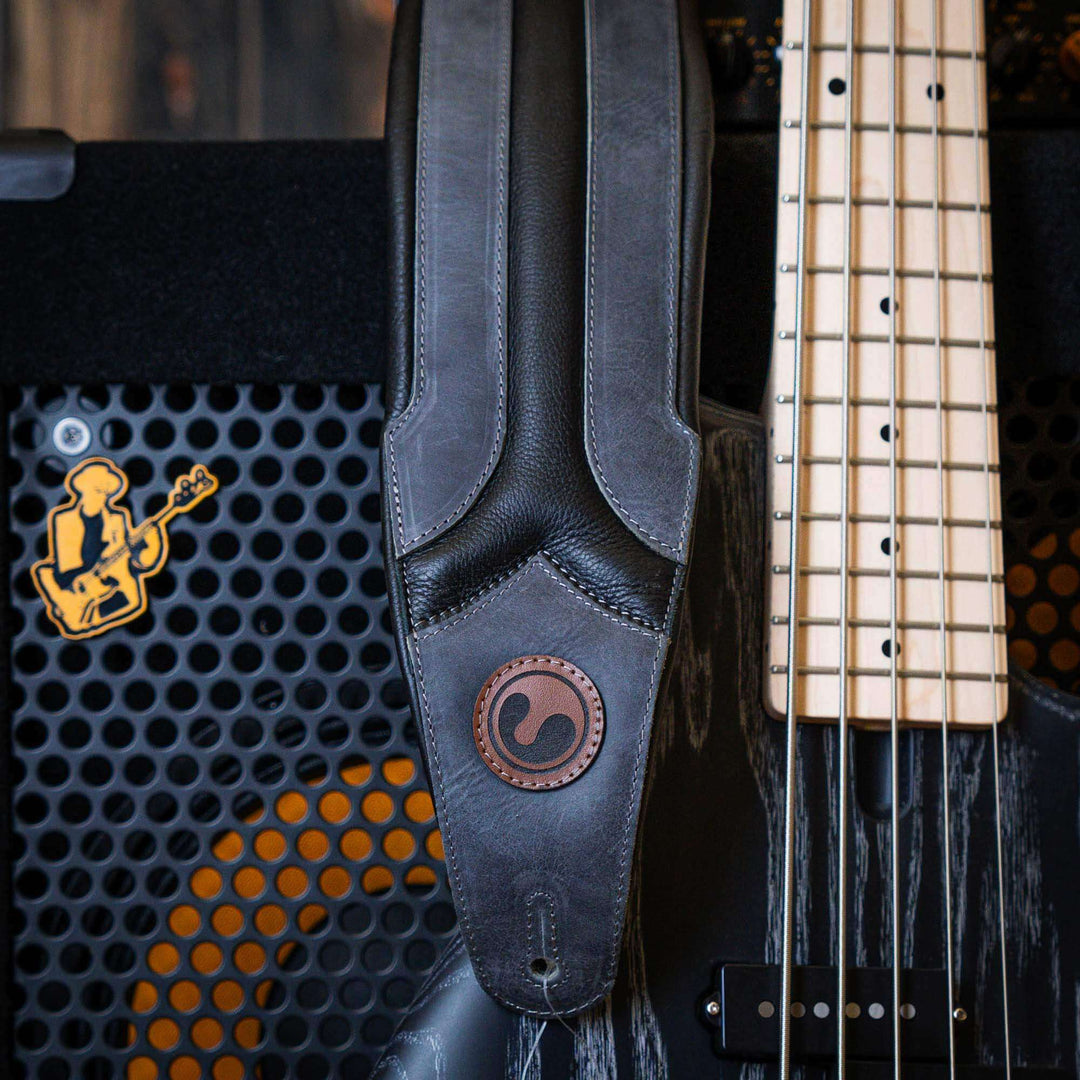 Ergostraps River 4" Grey Black | * Correa de instrumento musical. Foto referencial: Al ser un producto de cuero, el color puede variar ligeramente. | Gearhub