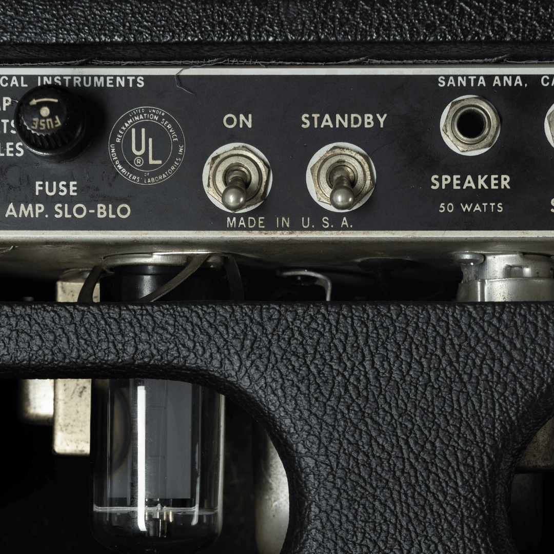 1969 Fender Bassman Amp (Head) + Fender 2x15" (Cab) - Amplificador de Guitarra o Bajo | Este amplificador es un clásico absoluto de Fender. El tono limpio es absolutamente imbatible. El gabinete proporciona una gran cantidad de fuerza, claridad y graves.