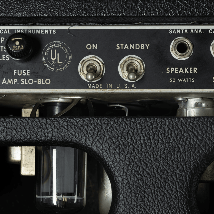 1969 Fender Bassman Amp (Head) + Fender 2x15" (Cab) - Amplificador de Guitarra o Bajo | Este amplificador es un clásico absoluto de Fender. El tono limpio es absolutamente imbatible. El gabinete proporciona una gran cantidad de fuerza, claridad y graves.