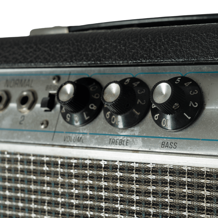 1969 Fender Bassman Amp (Head) + Fender 2x15" (Cab) - Amplificador de Guitarra o Bajo | Este amplificador es un clásico absoluto de Fender. El tono limpio es absolutamente imbatible. El gabinete proporciona una gran cantidad de fuerza, claridad y graves.