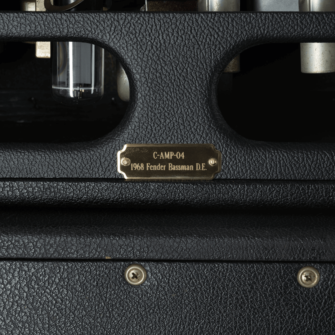 1969 Fender Bassman Amp (Head) + Fender 2x15" (Cab) - Amplificador de Guitarra o Bajo | Este amplificador es un clásico absoluto de Fender. El tono limpio es absolutamente imbatible. El gabinete proporciona una gran cantidad de fuerza, claridad y graves.