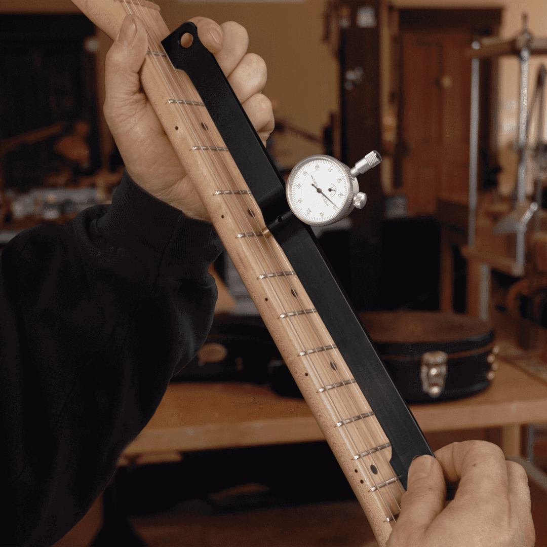 Calibración de Bajo o Guitarra | La calibración consta de una serie de procesos como lo son el ajuste en la curvatura del neck y a veces incluso el ángulo de este, la altura de cuerdas desde los saddles del bridge y acorde al radio del diapasón, la altura
