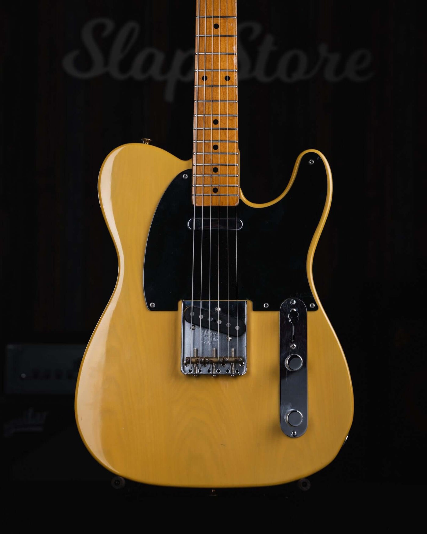 Fender Telecaster RI'52 Butterscotch Blonde MIJ '89 - $1699990 - Gearhub - Produced in 1989 at the Fender Corona plant, this almost 30 year old '52 Tele Re-issue is in excellent original condition. (Just a small ding by the input jack.) Here is a great playing example of those early Corona built Tele Re-issues that are highly sought after because of their attention to detail and affordability. Comes with the original COA dated January 31 1989. With it's Butterscotch see-through finish, single-ply black pick