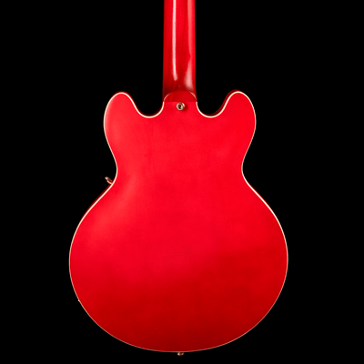 Gibson Memphis ES-339 Satin Cherry - $3599990 - Gearhub - La guitarra eléctrica de cuerpo semihollow Gibson Memphis ES-339 brinda el sonido, la facilidad de ejecución y la versatilidad legendaria de las guitarras más grandes de la serie ES de Gibson y lo ofrece todo en un tamaño de cuerpo más pequeño que es ideal para los guitarristas que se sienten más cómodos con los instrumentos de cuerpo sólido. La tapa de Maple ligeramente arqueada adorna un cuerpo de Maple delgado con un bloque central de Maple sólido