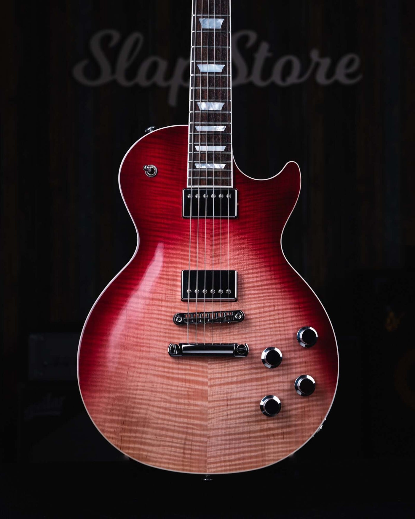 Gibson Les Paul High Performance Hot Pink Shade 2018 - $4399990 - Gearhub - The Gibson ES-325 is a thinline hollowbody electric guitar model produced by the Gibson Guitar Corporation from 1972 to 1979. Although similar in appearance to the popular Gibson ES-335 semi-hollow guitar, the ES-325 was a significantly different guitar in construction and sound. Cuerpo • Modelo: Les Paul• Madera: AAA+ Figured Maple Top with Mahogany Body • Terminación: Gloss Nitrocellulose Lacquer Brazo • Madera: Mahogany• Perfil: