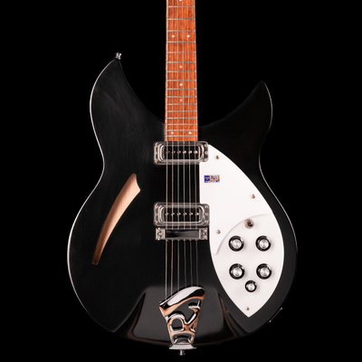 Rickenbacker 330 Jetglo 2006 - $2999990 - Gearhub - Careful acoustic research has resulted in the full, rich and warm sound of this popular model. Two single coil pickups on a full size body are accented by a traditionally shaped sound hole. The 24 fret Rosewood fingerboard is punctuated by dot inlay fret markers, with full double cutaways permitting access to all the frets. Standard output is monaural through a single jack plate. Cuerpo • Modelo: Rickenbacker• Madera: Maple • Terminación: Gloss Urethane Br