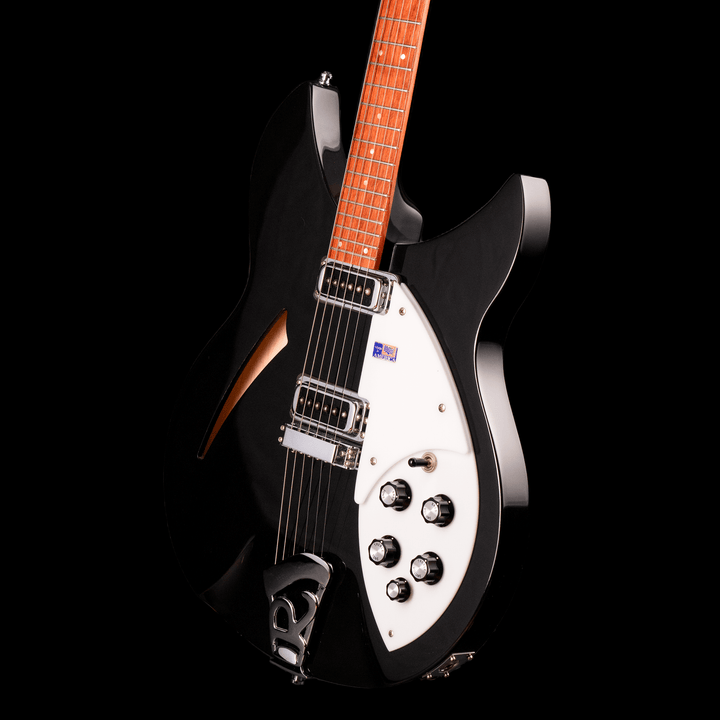 Rickenbacker 330 Jetglo 2006 - Guitarra Eléctrica | Careful acoustic research has resulted in the full, rich and warm sound of this popular model. Two single coil pickups on a full size body are accented by a traditionally shaped sound hole. The 24 fret R