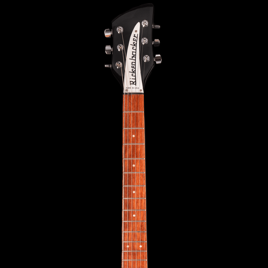 Rickenbacker 330 Jetglo 2006 - Guitarra Eléctrica | Careful acoustic research has resulted in the full, rich and warm sound of this popular model. Two single coil pickups on a full size body are accented by a traditionally shaped sound hole. The 24 fret R