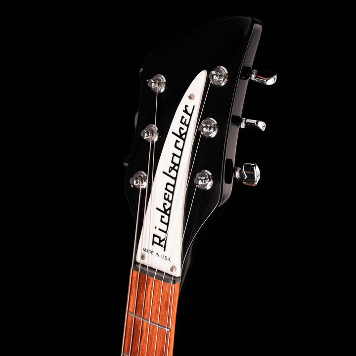 Rickenbacker 330 Jetglo 2006 - Guitarra Eléctrica | Careful acoustic research has resulted in the full, rich and warm sound of this popular model. Two single coil pickups on a full size body are accented by a traditionally shaped sound hole. The 24 fret R