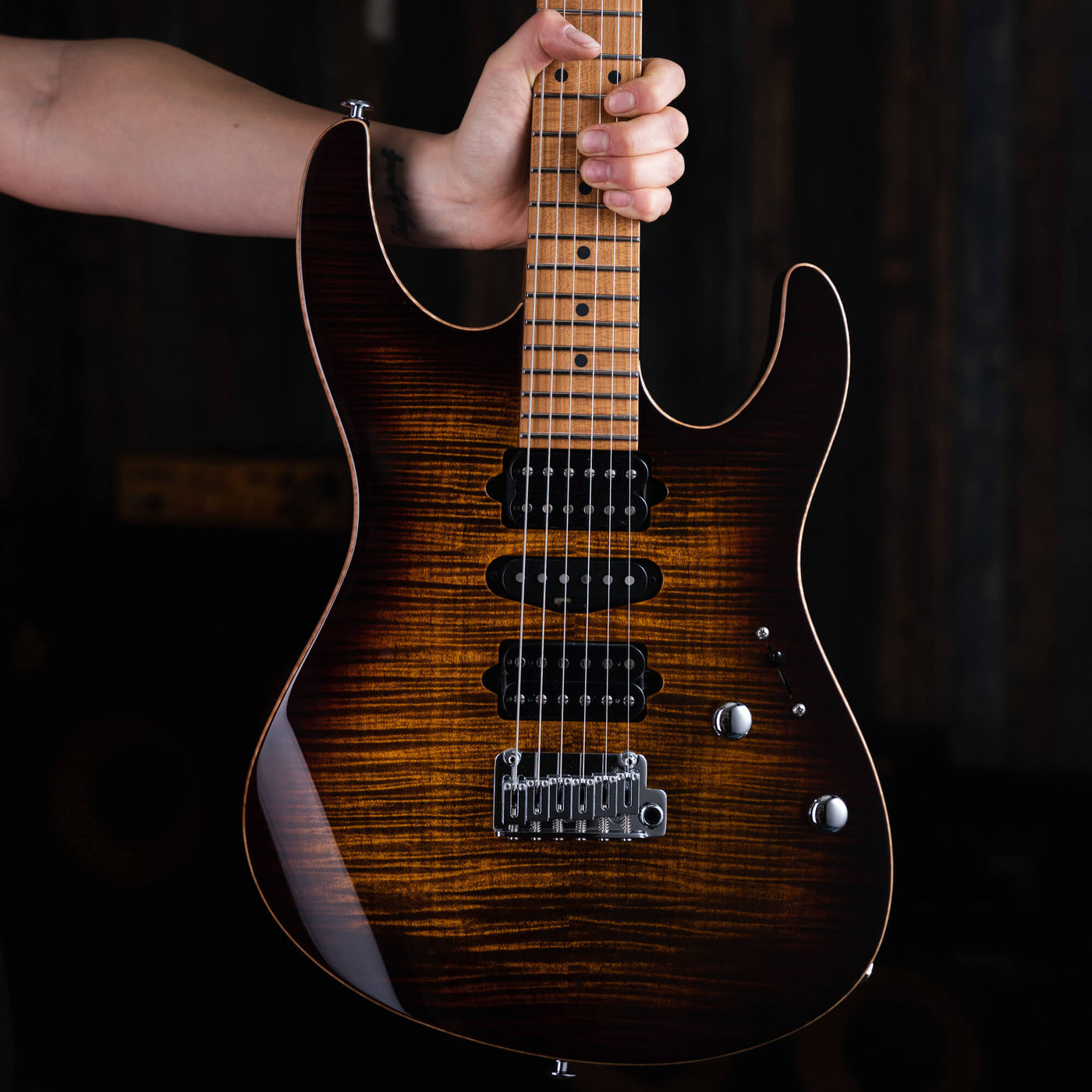 Suhr Modern Plus Bengal Burst 2024 - $3799990 - Gearhub - The Modern Plus features a roasted maple neck with pau ferro or maple fingerboard. The Modern Plus retains many of the original specifications of the Modern Pro including the sleek elliptical neck profile, balanced asymmetrical body, innovative neck heel and stunning flame maple top. Proprietary Suhr locking tuners and the Gotoh 510 tremolo provides superior tuning stability. Cuerpo • Modelo: Modern Plus• Madera: Basswood• Madera top: Flame Maple• Bi